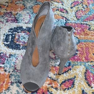Grey halogen peep toe bootie type heels 👠